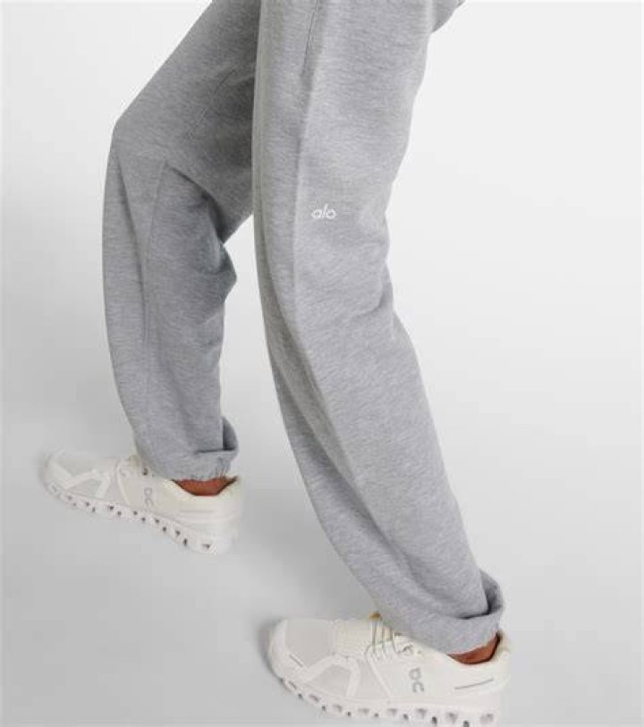 Alo Sweatpants: The Perfect Blend of Style and Comfort