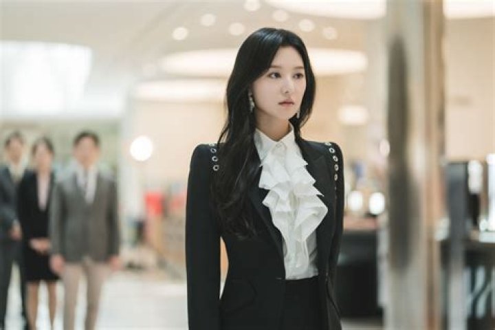 Kim Ji Won: The Rising Star of Korean Entertainment