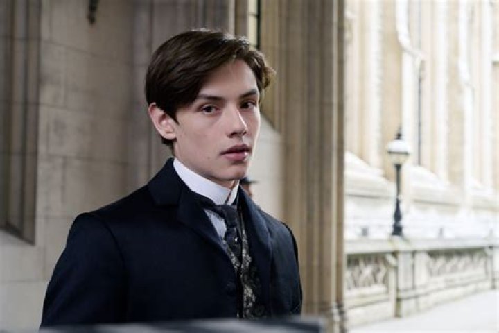 Louis Partridge Height: Everything You Need to Know