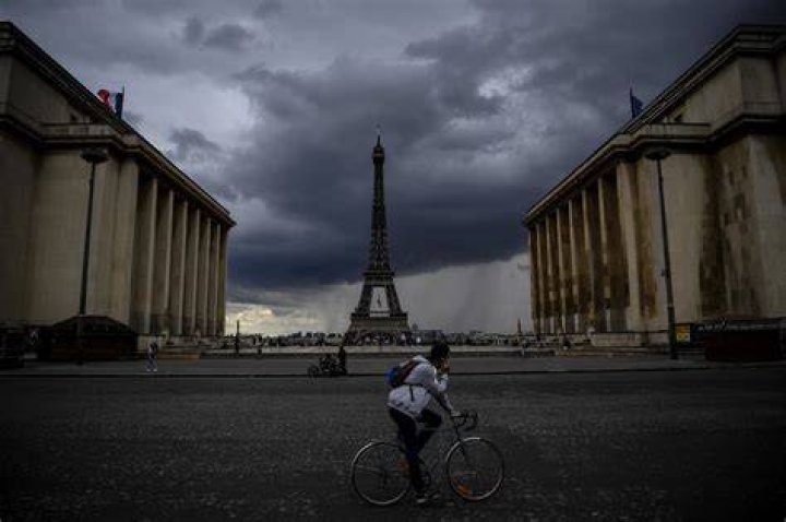 Paris in Darkness: Citywide Power Outage Plunges Residents into Chaos