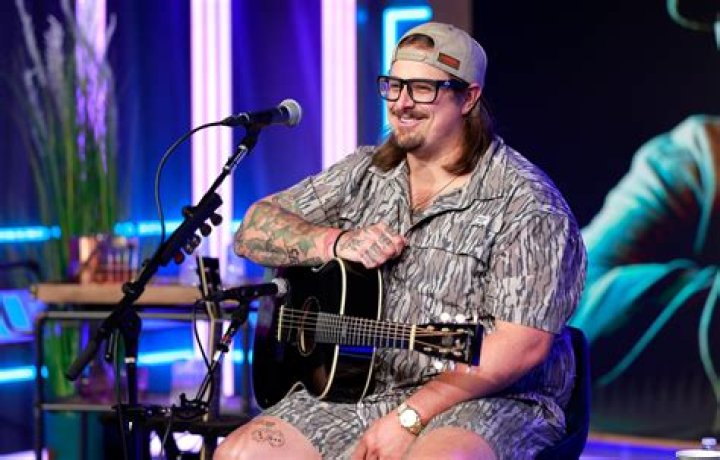 The Towering Vocalist: A 6'6 Country Singer Dominating the Stage